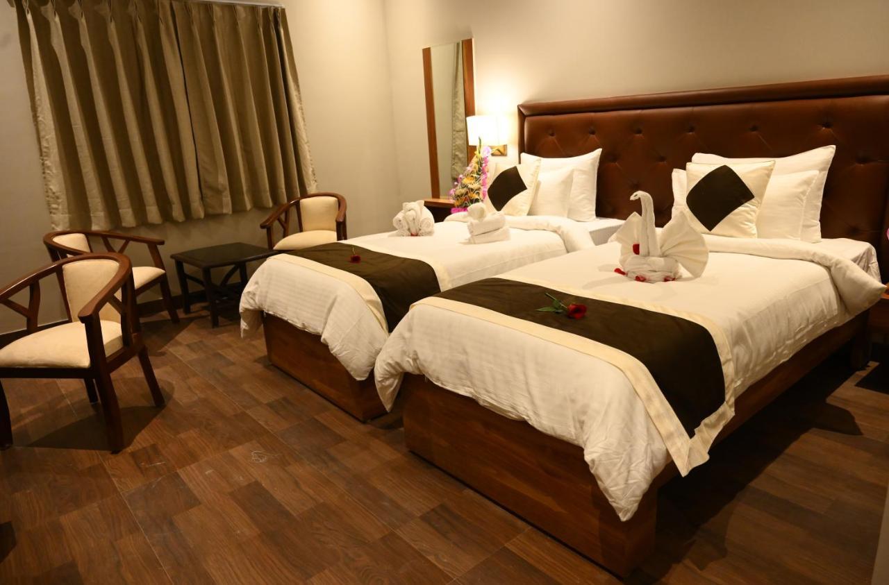 Neel Clarks Inn Express Агра Экстерьер фото