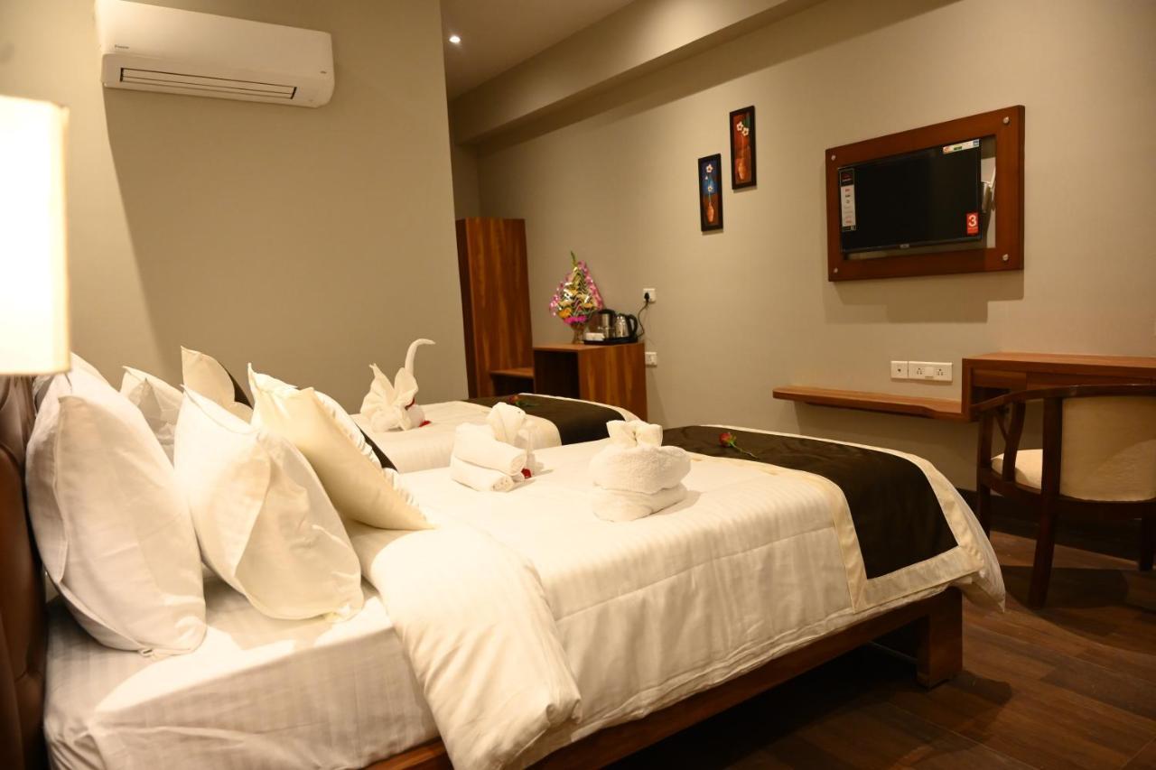 Neel Clarks Inn Express Агра Экстерьер фото