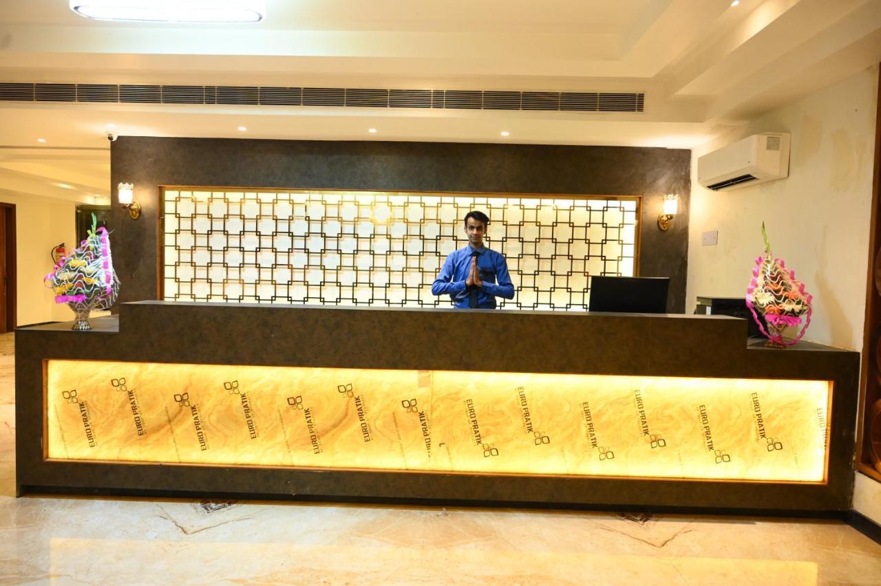 Neel Clarks Inn Express Агра Экстерьер фото