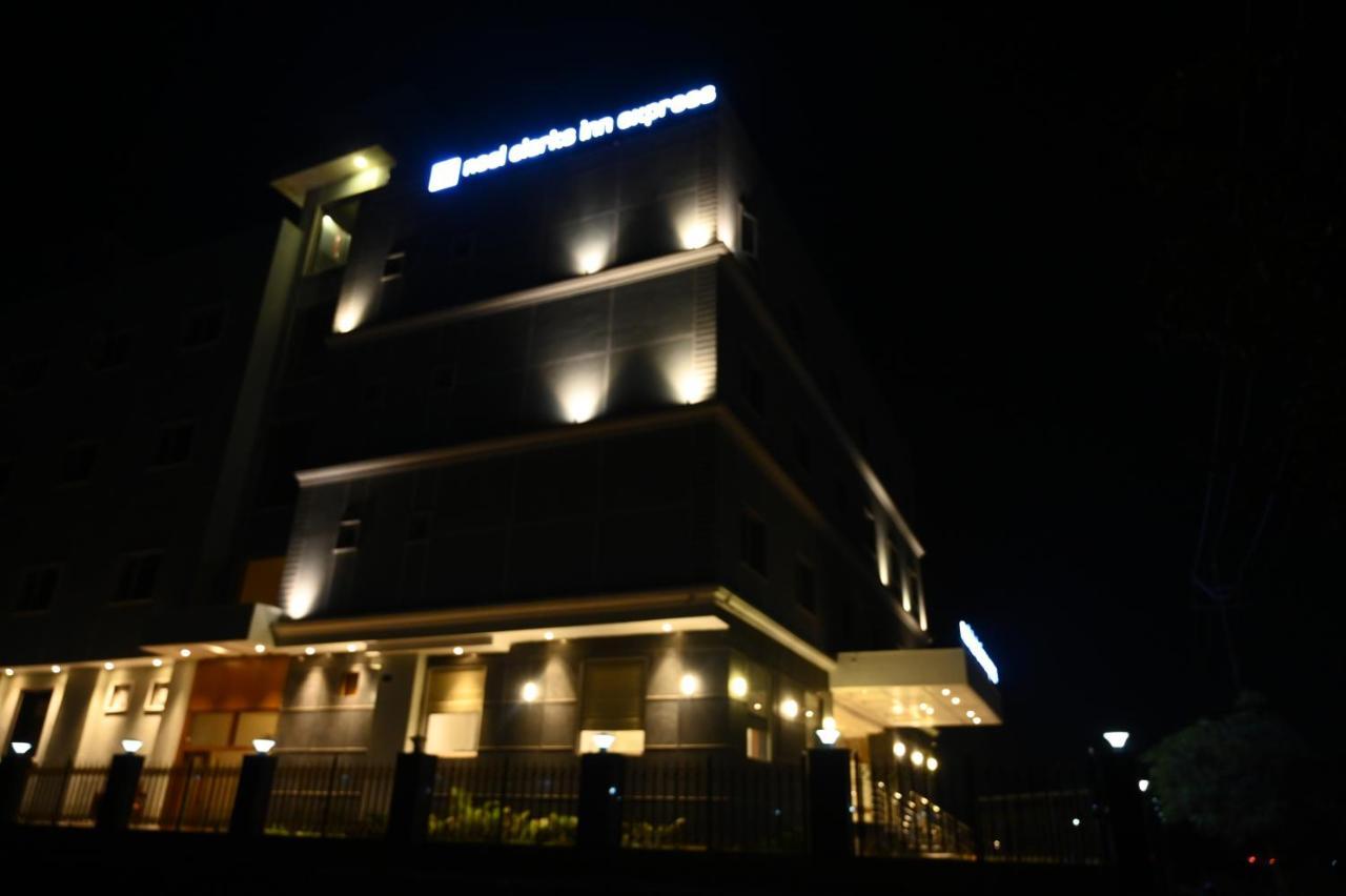Neel Clarks Inn Express Агра Экстерьер фото