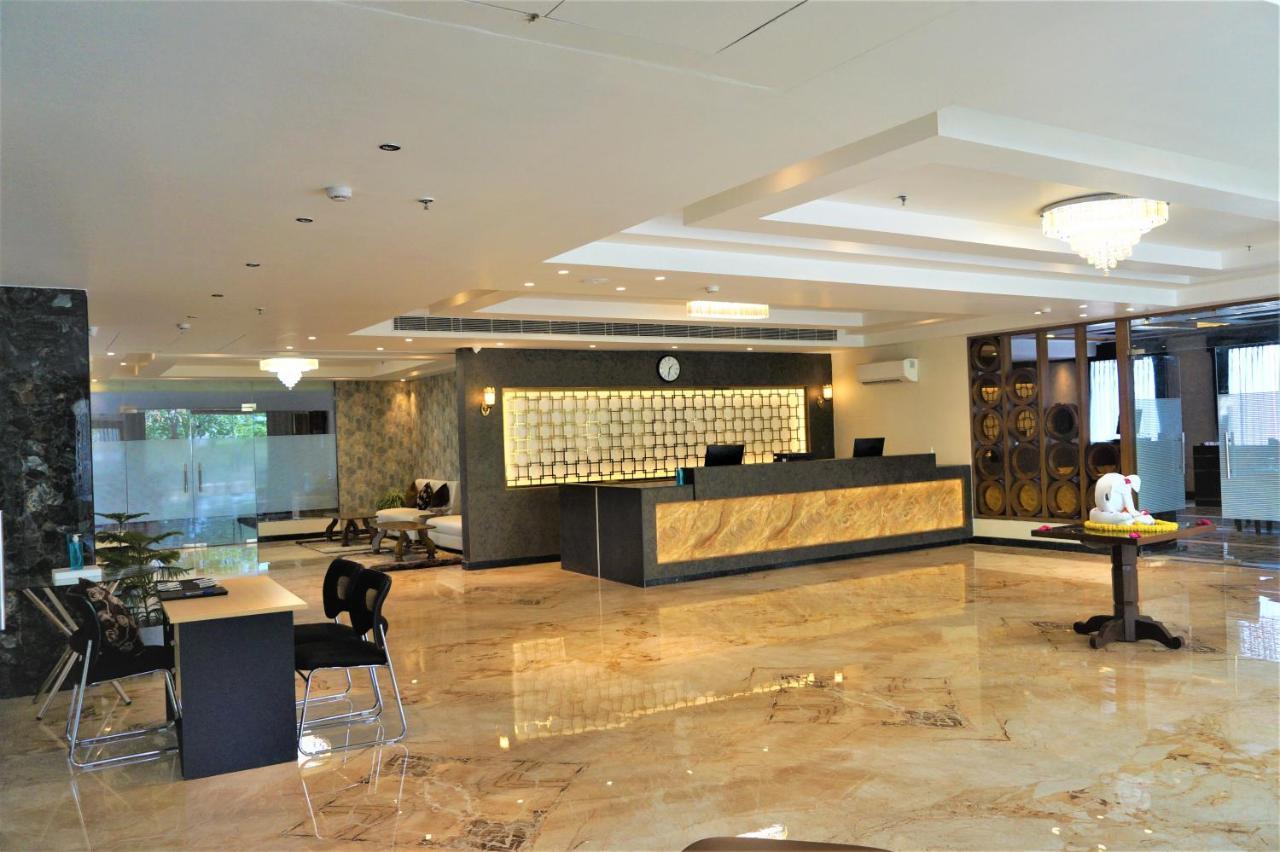 Neel Clarks Inn Express Агра Экстерьер фото