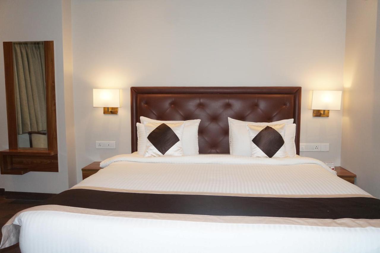 Neel Clarks Inn Express Агра Экстерьер фото