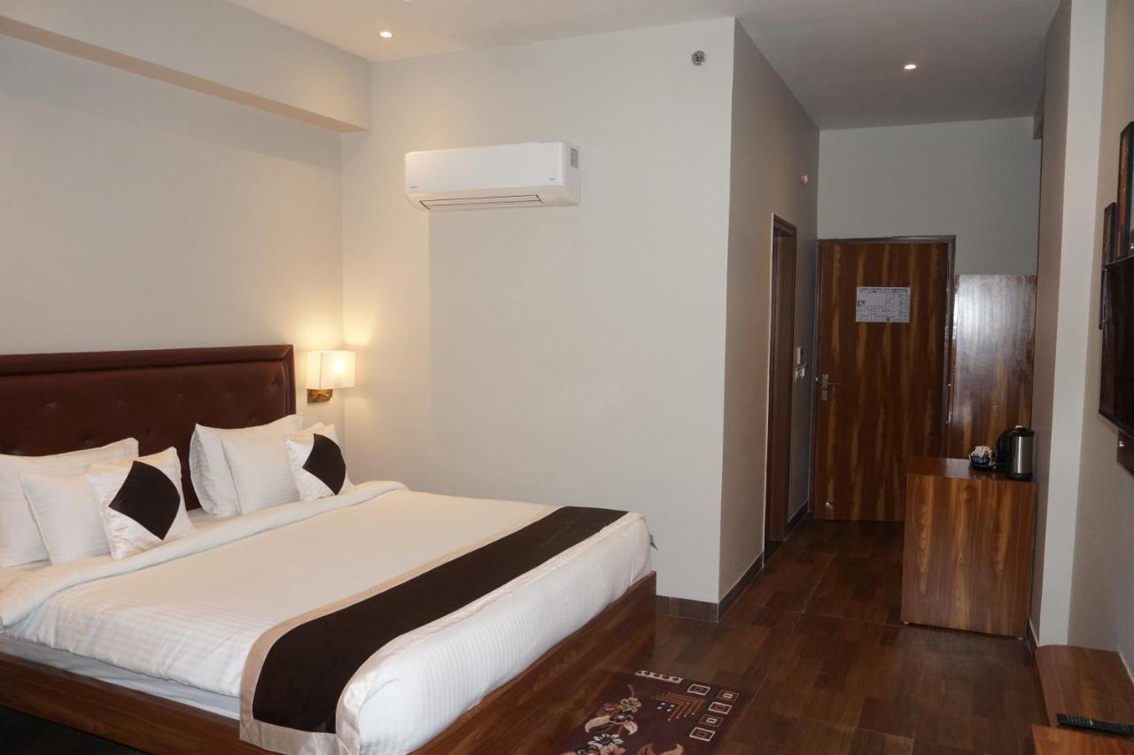 Neel Clarks Inn Express Агра Экстерьер фото