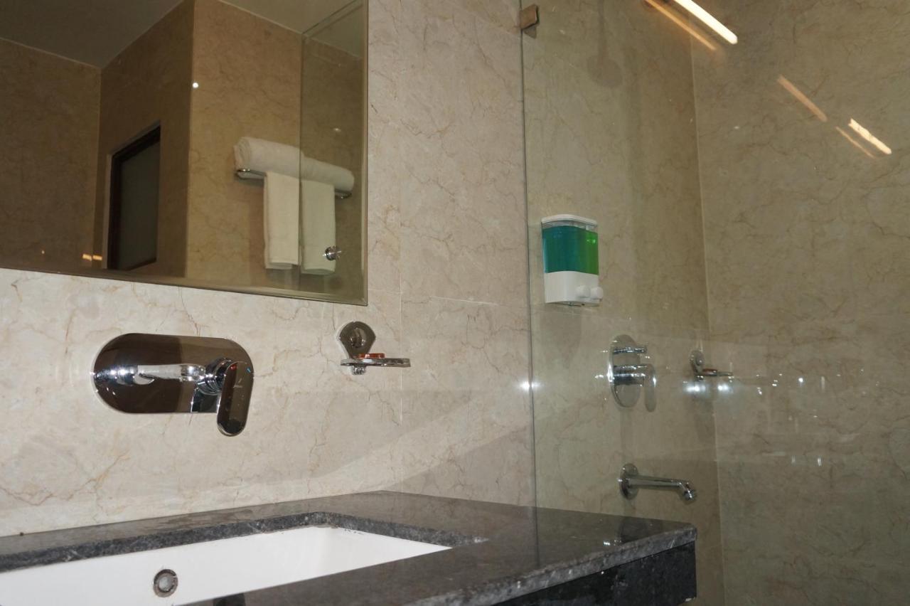 Neel Clarks Inn Express Агра Экстерьер фото