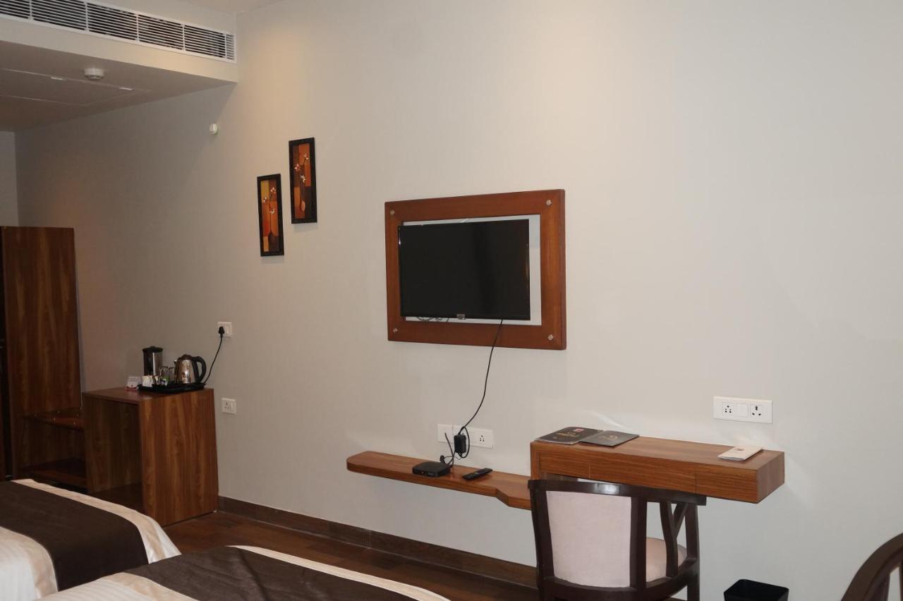 Neel Clarks Inn Express Агра Экстерьер фото